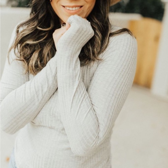 Carly Jean Los Angeles Scarlett Fitted Heather Gray V neck Top- Size Large - Picture 2 of 10